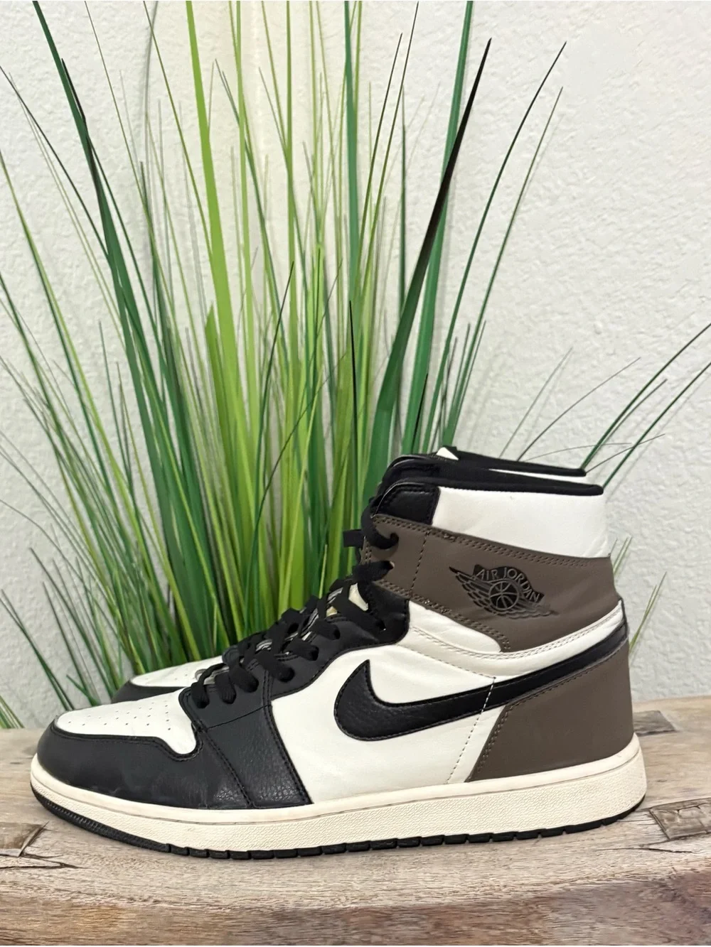Air Jordan 1 Retro High Top OG Dark Mocha Sneakers